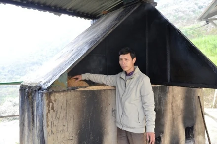 Thầy giáo Vũ Xuân Quế và công trình cấp nước nóng cho học sinh Trường THCS và THPT Bát Xát (Lào Cai).