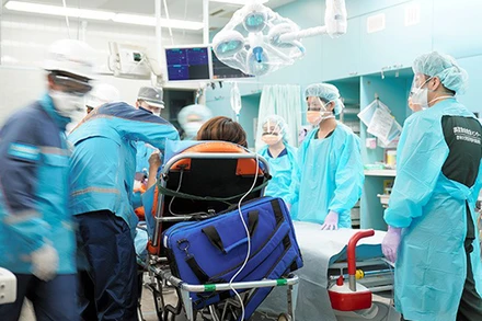 Các y bác sĩ tại bệnh viện Đại học Kyorin (Tokyo) đang tiến hành điều trị một bệnh nhân trong phòng hồi sức cấp cứu. Ảnh: Ryo Kato/The Asahi Shimbun