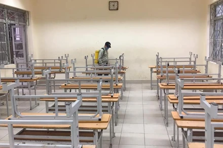 Phun khử khuẩn tại Trường THPT Hoàng Cầu (quận Đống Đa, Hà Nội)