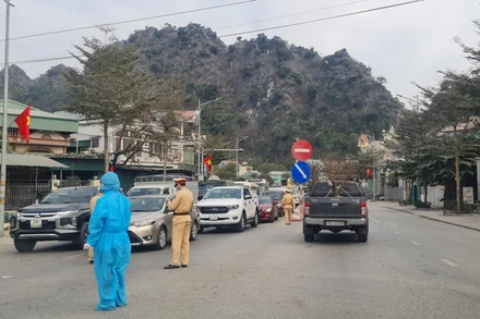  Kiểm soát người và phương tiện tại cửa ngõ vào TP Cẩm Phả.