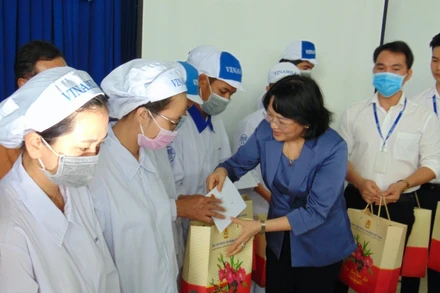 Phó Chủ tịch nước Đặng Thị Ngọc Thịnh trao quà cho công nhân lao động nhà máy Vinamilk tại Bình Dương.