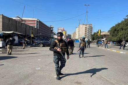 Lực lượng an ninh Iraq bảo vệ hiện trường vụ tấn công liều chết tại Baghdad, ngày 21-1. (Ảnh: Reuters)