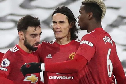 Cavani (giữa) ghi bàn cân bằng tỷ số 1-1 cho Man Uited.