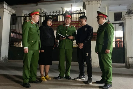 Cán bộ Cục Cảnh sát QLHC về TTXH (Bộ Công an) vận động, tuyên truyền người dân Thị trấn Thắng (Hiệp Hòa, Bắc Giang) không mua bán, vận chuyển và sử dụng pháo nổ trái phép.