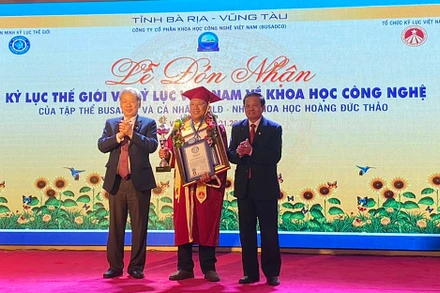 Anh hùng lao động - Nhà khoa học Hoàng Đức Thảo nhận chứng nhận kỷ lục thế giới.