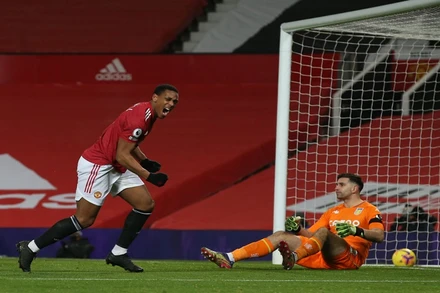 A. Martial (áo đỏ) mở tỷ số cho Man United.