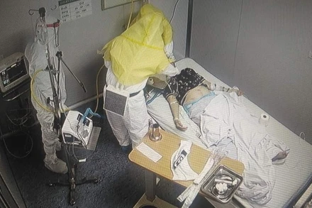 Các bác sĩ điều trị tích cực cho BN 1.465. (Ảnh: BVCC)