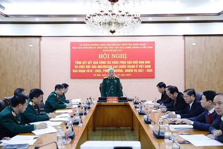 Thượng tướng Nguyễn Chí Vịnh, Ủy viên T.Ư Đảng, Thứ trưởng Quốc phòng phát biểu ý kiến tại hội nghị.