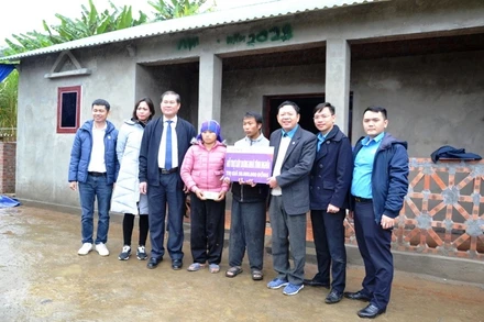 Xây nhà “ba cứng” cho hộ nghèo ở xã Dền Thàng (Bát Xát - Lào Cai).