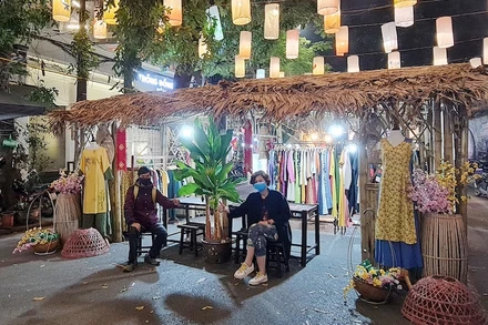 Các gian hàng Tết tại phố bích hoạ Phùng Hưng khá vắng vẻ.