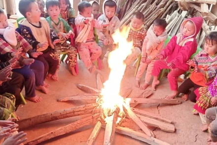 Với các cháu học sinh mầm non ở huyện Nậm Pồ, giáo viên phải đốt lửa sưởi chung cho các cháu.