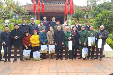 Phó Chủ tịch QH Phùng Quốc Hiển trao quà cho người có công với cách mạng và gia đình chính sách.