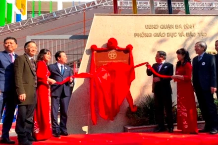 Các đồng chí lãnh đạo TP Hà Nội và quận Ba Đình tham gia lễ gắn biển.