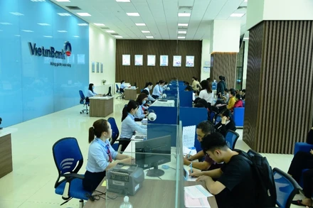 Giao dịch khách hàng tại chi nhánh ngân hàng VietinBank.