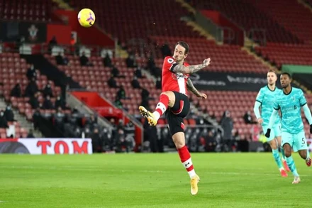 Pha ghi bàn điệu nghệ của D. Ings (áo đỏ trắng) vào lưới Liverpool.