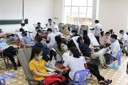 Các bạn trẻ hiến máu tại Ngày hội “Chủ nhật Đỏ”