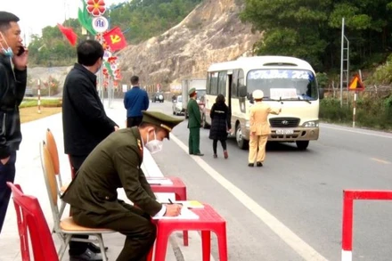 Các lực lượng thực hiện nhiệm vụ tại chốt kiểm dịch đầu Cầu 1 Vân Đồn.