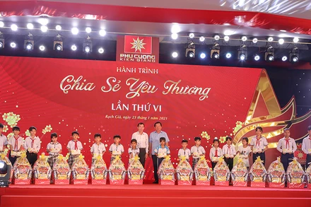 Tặng học bổng cho hoc sinh nghèo hiếu học.