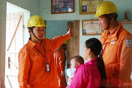 Người dân vui mừng vì được hỗ trợ giảm giá tiền điện.