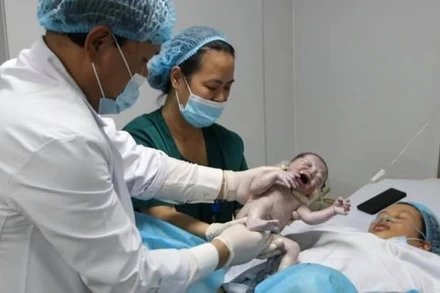 PGS, TS Trần Danh Cường chào đón em bé chào đời đầu tiên năm 2021. 