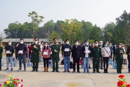 Cơ quan chức năng trao giấy chứng nhận hoàn thành cách ly cho các công dân trước khi về địa phương.