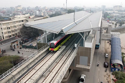 Chuyến tàu đầu tiên vận hành từ ga Depot lên ga S1 tới trước ga S5 dài gần 10 km.