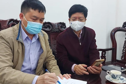 ThS, BS Nguyễn Trọng Khoa (áo tím) triển khai công tác điều trị tại Chí Linh, Hải Dương.