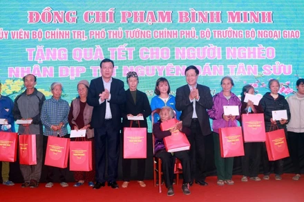 Đồng chí Phạm Bình Minh và lãnh đạo tỉnh Nam Định tặng quà Tết cho người nghèo và công nhân lao động tại KCN Bảo Minh, huyện Vụ Bản.
