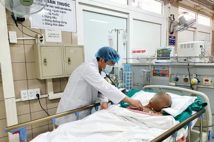 BS Nguyễn Đăng Đức đang thăm khám cho bệnh nhân.