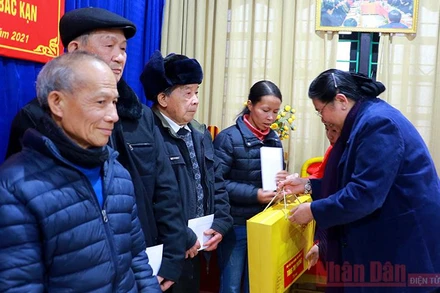 Đồng chí Tòng Thị Phóng trao tặng quà Tết cho các gia đình chính sách.