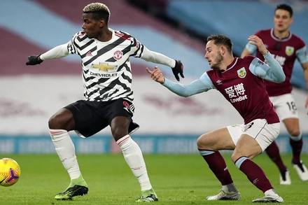 P. Pogba (áo sọc đen-trắng) ghi bàn thắng duy nhất của trận đấu cho Man United.