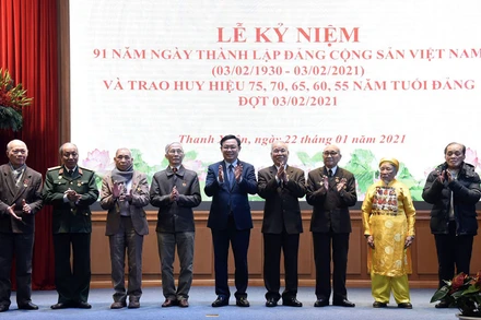 Bí thư Thành ủy Hà Nội Vương Đình Huệ trao Huy hiệu 65 năm, 60 năm tuổi Đảng cho các Đảng viên quận Thanh Xuân. (Ảnh: Duy Linh)