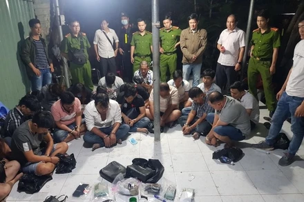 Hiện trường bắt giữ các đối tượng đánh bạc