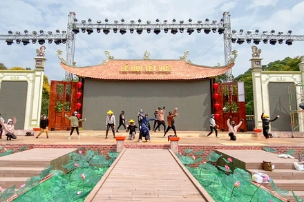 Các nghệ sĩ đang tập luyện tại sân khấu chính của chương trình.