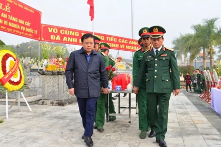 Đồng chí Mùa A Sơn, Phó Bí thư Tỉnh ủy Điện Biên cùng cán bộ, nhân dân Điện Biên di quan hài cốt các liệt sĩ về Nghĩa trang Tông Khao.