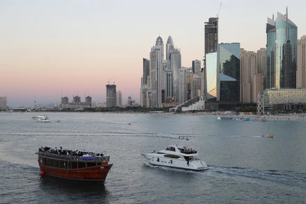 Dù số ca mắc Covid-19 tăng cao gần gấp ba lần trong tháng qua, Dubai vẫn mở cửa đón du khách nước ngoài. (Ảnh: AP)