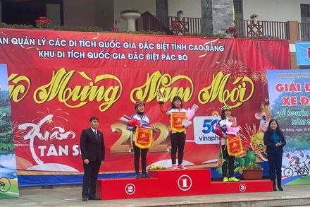 Ban Tổ chức trao giải nhất, nhì, ba nội dung thi đấu cá nhân nữ.