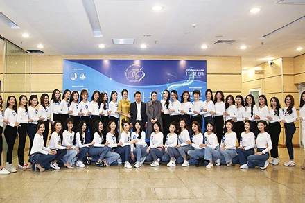 Ban Tổ chức cuộc thi và các thí sinh lọt vào chung kết "Hoa khôi Sinh viên Việt Nam" 2020.