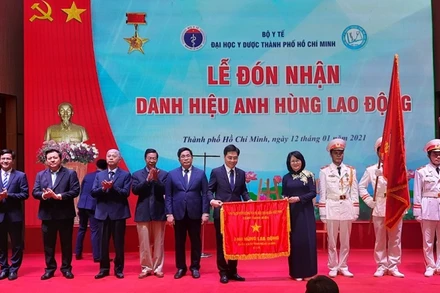 Phó Chủ tịch nước Đặng Thị Ngọc Thịnh trao tặng danh hiệu Anh hùng Lao động thời kỳ đổi mới cho Trường Đại học Y dược TP Hồ Chí Minh.