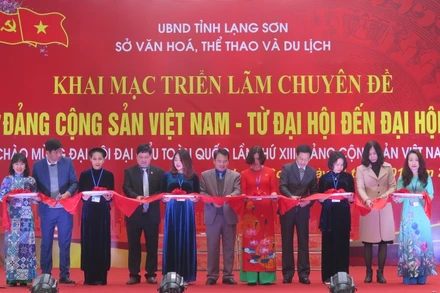 Các đồng chí Lãnh đạo tỉnh và đại biểu cắt băng khai mạc triển lãm.