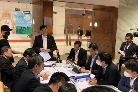 Bộ trưởng Y tế Nguyễn Thanh Long báo cáo Thủ tướng Chính phủ về công tác phòng, chống dịch Covid-19.