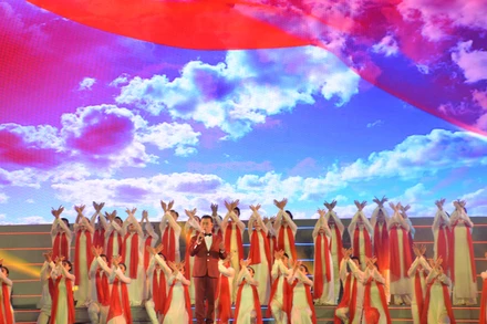 NSND Tạ Minh Tâm thể hiện ca khúc Lá cờ Đảng (Sáng tác của Văn An)