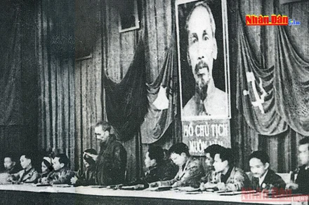 Bác Hồ đọc diễn văn tại Đại hội II năm 1951.