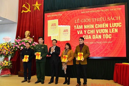 Đồng chí Võ Văn Thưởng, Ủy viên Bộ Chính trị, Bí thư Trung ương Đảng, Trưởng ban Tuyên giáo Trung ương trao tặng sách cho đại diện một số đơn vị có mặt tại buổi lễ. Ảnh: THỦY NGUYÊN