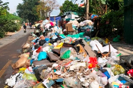 Rác thải tồn đọng tại địa bàn quận Nam Từ Liêm. (Ảnh: VÂN NHI)