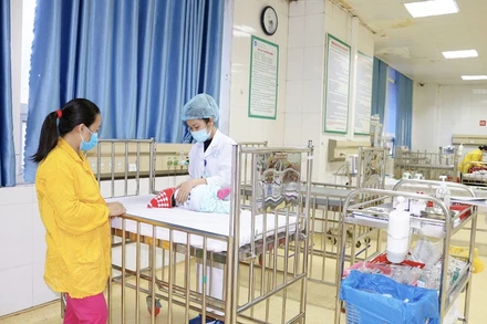 Khoa Cấp cứu, Hồi sức tích cực và Chống độc thường xuyên tiếp nhận điều trị cho trẻ nhập viện trong tình trạng nguy kịch. (Ảnh: BVCC)