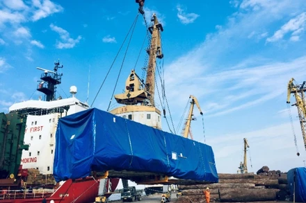 Các bộ phận của máy đào hầm “Táo bạo” đang được đưa xuống tại cảng Hải Phòng.