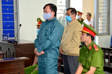 Hai bị cáo tại phiên Tòa phúc thẩm xét xử vụ án “Vi phạm các quy định về quản lý đất đai” tại TP Phan Thiết.