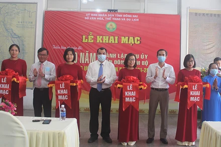 Khai mạc triển lãm.