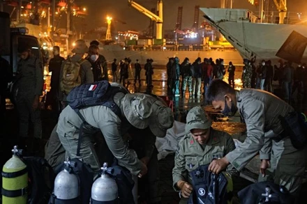 Hải quân Indonesia đã huy động bảy tàu để tìm kiếm máy bay bị mất tích. (Ảnh: Getty Images)